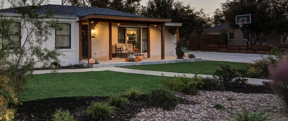 Grass and small plants in front of a house in Muleshoe, TX.